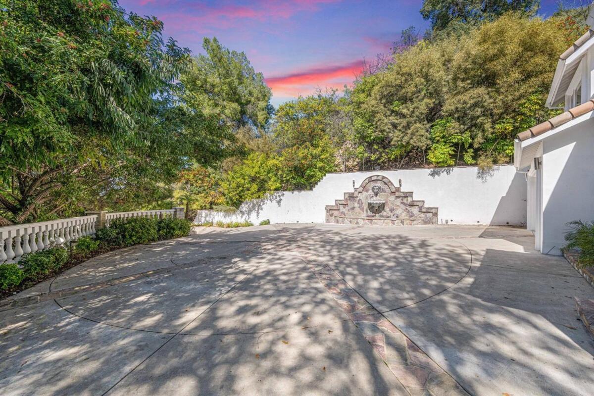 Private 5 Bedroom 6 Bathroom Encino Estate With Pool And Jacuzzi - Los Angeles — Photos 3